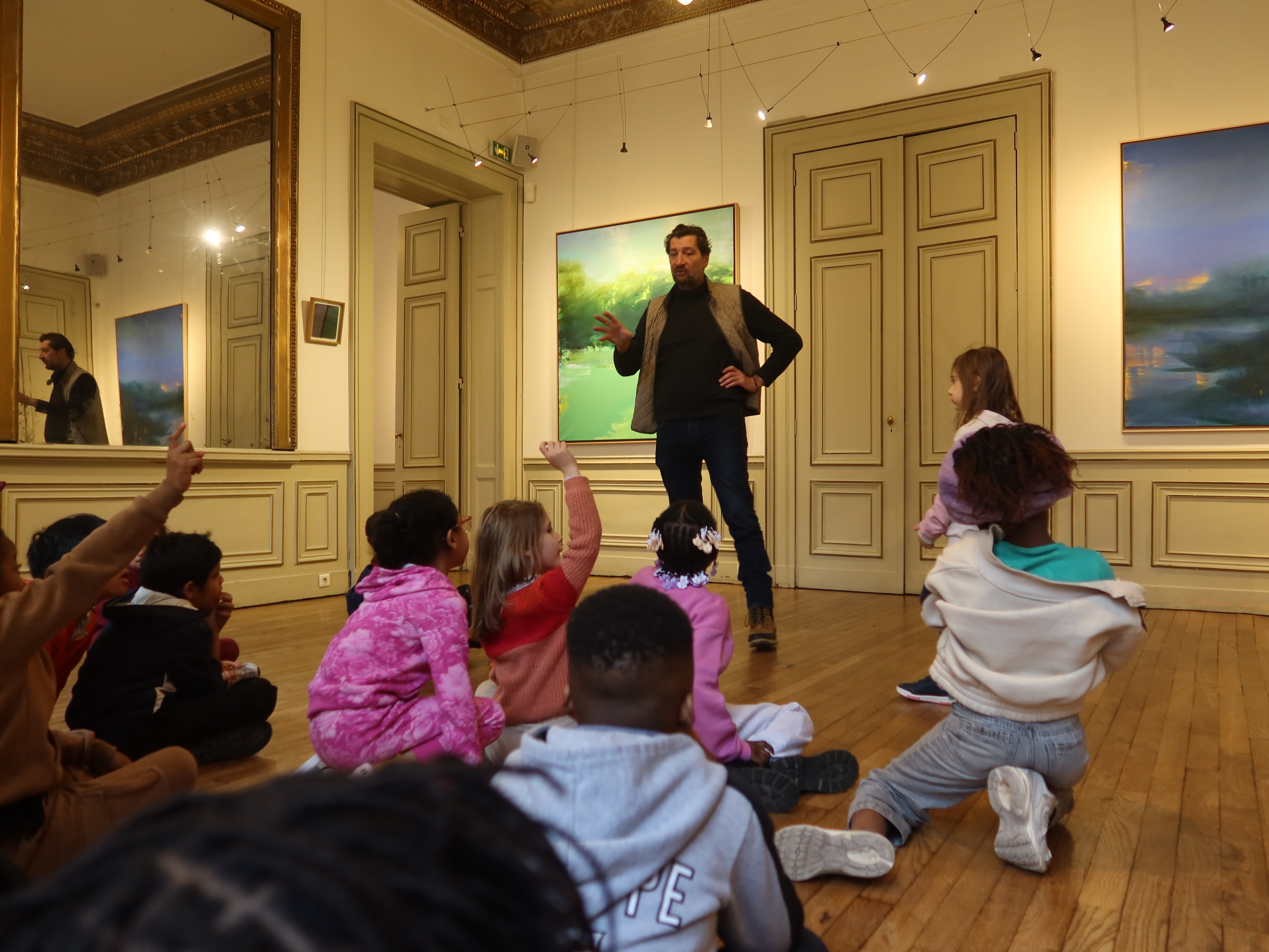 Des enfants de l'école élémentaire Cavé (18e) échangent avec l'artiste Olivier Masmonteil dans l'espace d'exposition à la Mairie (9e)