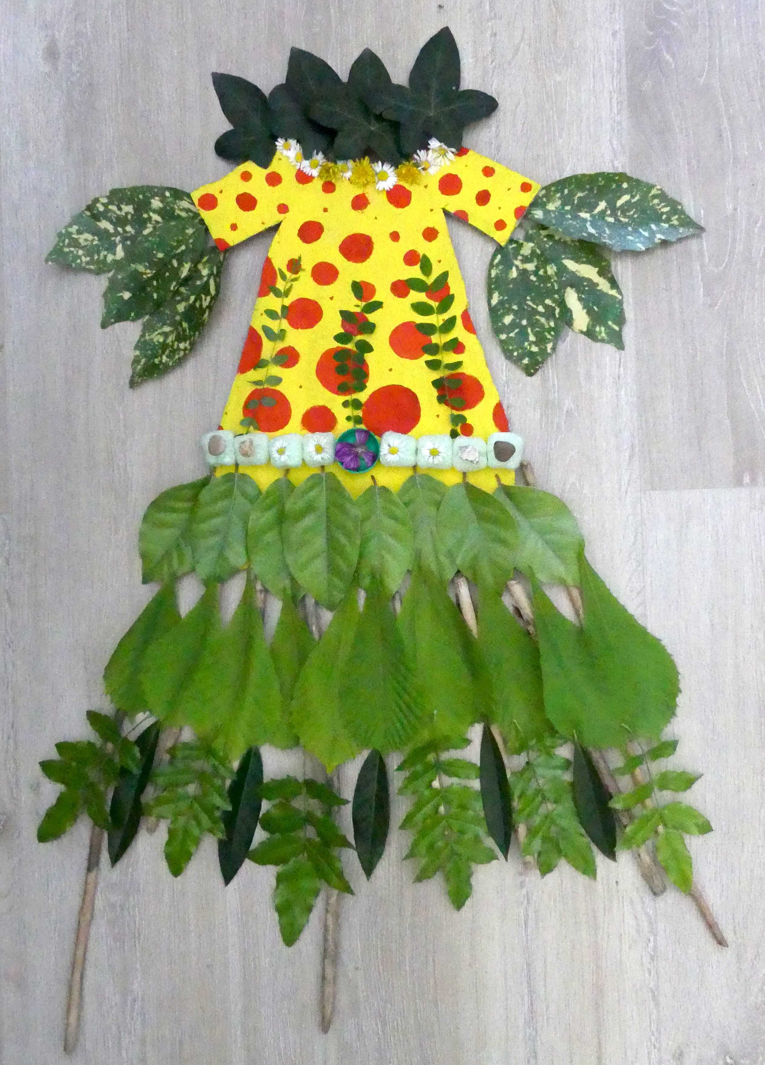 Réalisation d'après l'œuvre de Nathalie Favre, [Robe rouge]. Il s'agit d'une robe réalisée à plat avec des végétaux.
