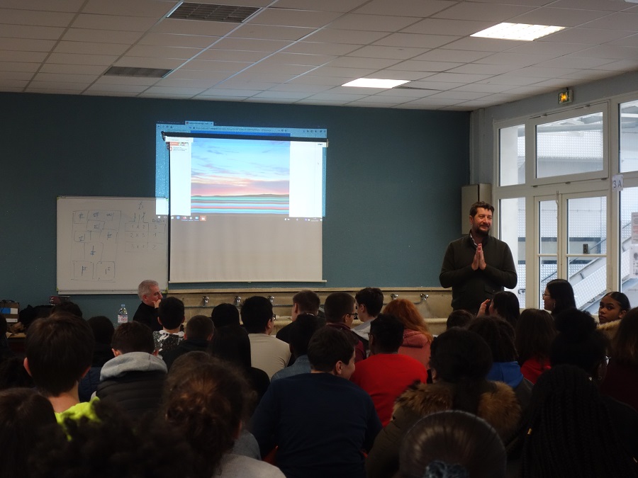 Olivier Masmonteil transmet aux élèves de 3e du collège Paul Verlaine (12e) sa passion pour l'art et la peinture