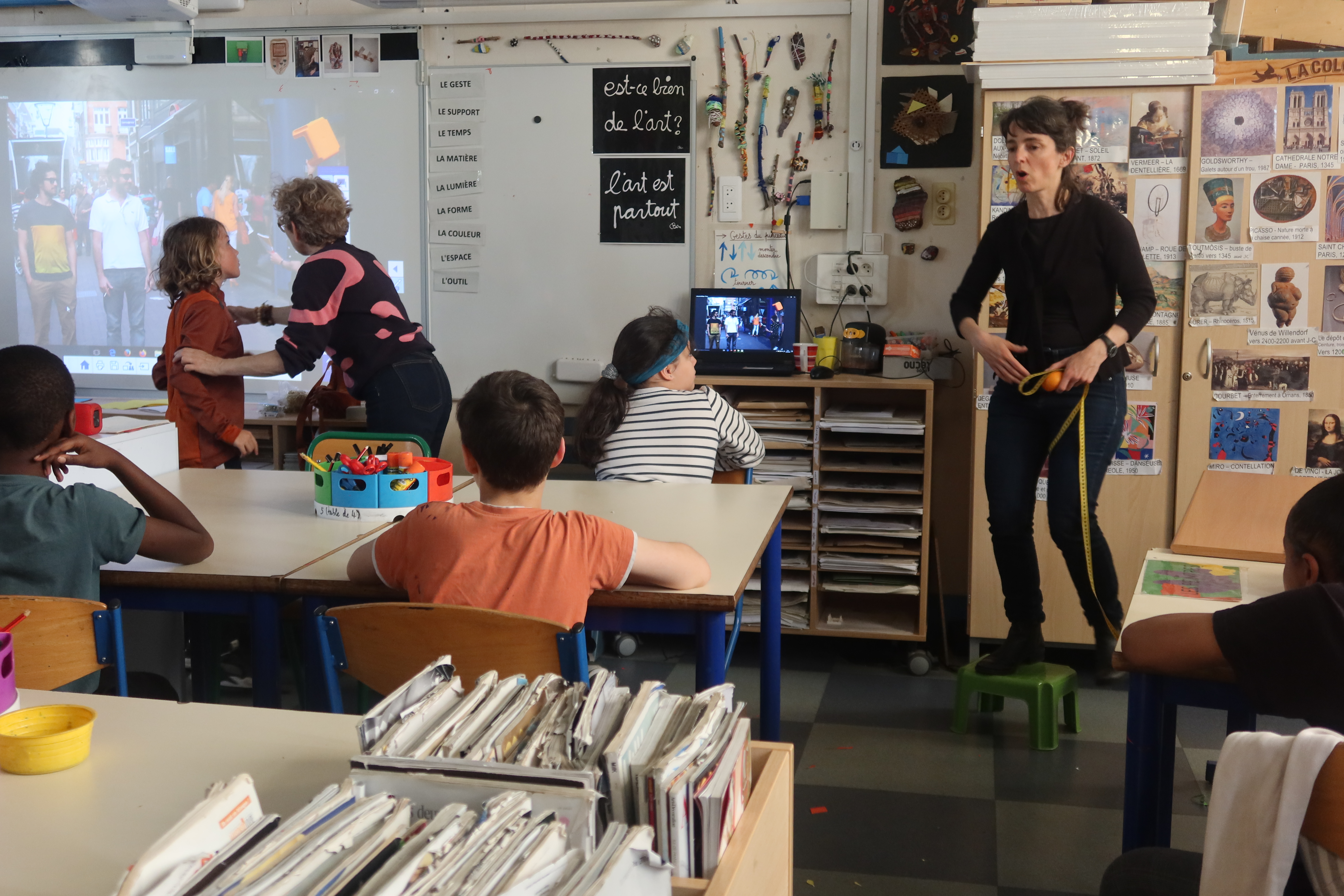 La performeuse Céline Ahond intervient dans une classe élémentaire de l'école Gustave Rouanet (18e)