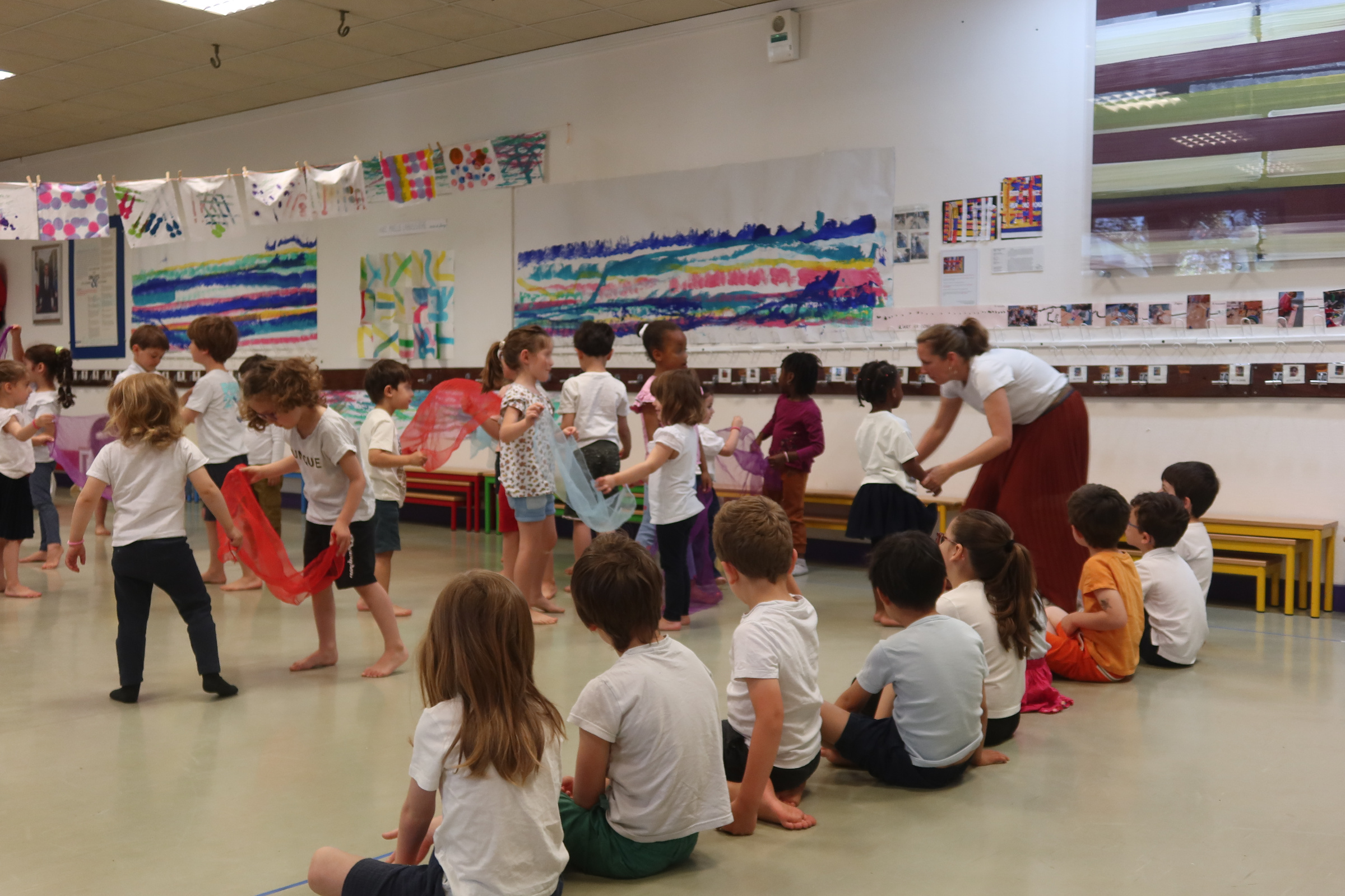 Inspirées par le tableau [Sans titre] de Maëlle Labussière, deux enseignantes ont imaginé et représenté une chorégraphie avec des enfants de la petite section et de la grande section, devant les familles, à l’école maternelle Buffon, 5e
