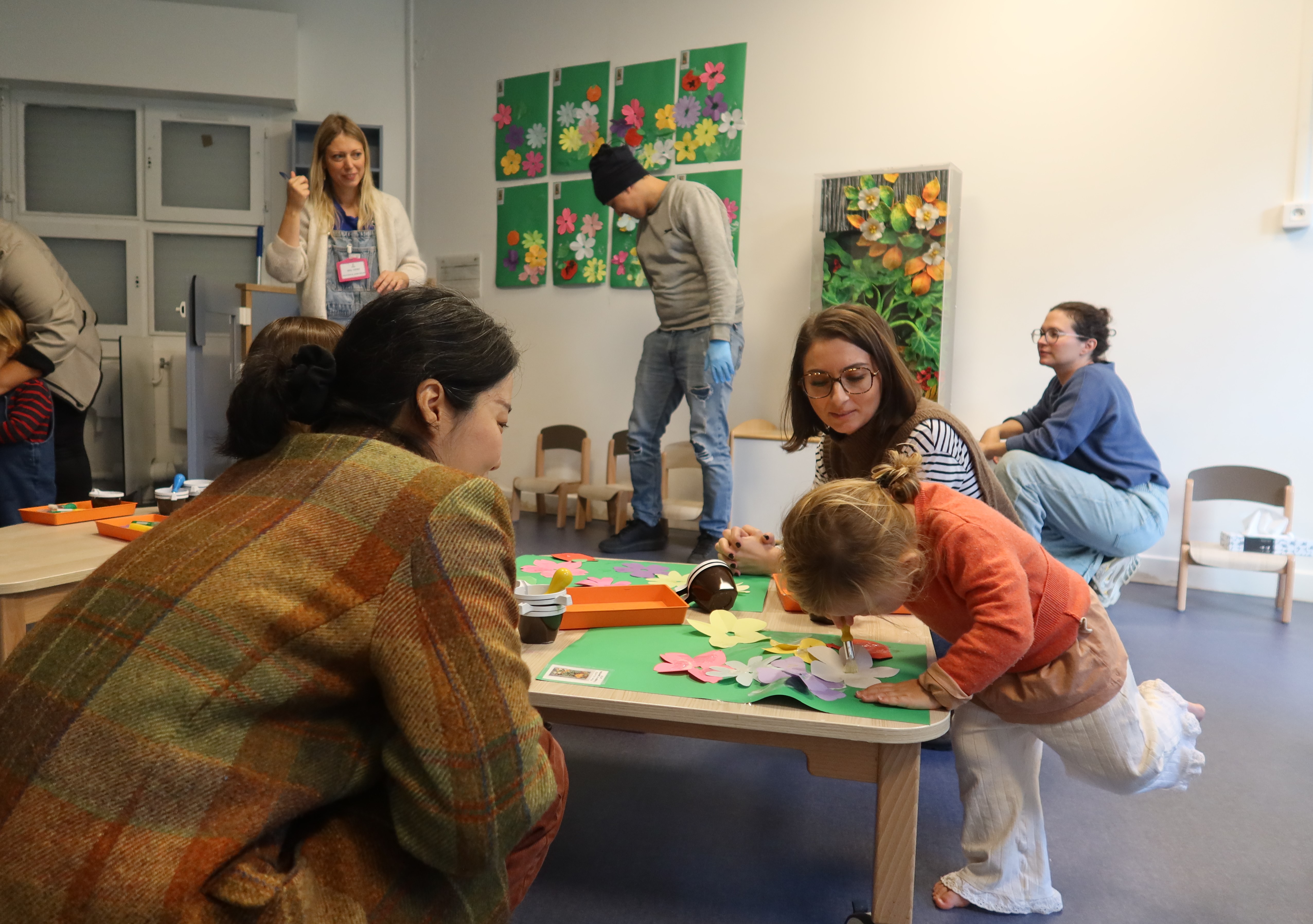 La médiatrice Sung-Ah Shin mène un atelier pour la petite enfance avec l'équipe de la crèche St-Louis (10e) autour de [Papaja in giardino] de l'artiste Piero Gilardi installée par l'installateur-monteur Farid Lmakhloufi et la responsable de la régie et de la diffusion Juliette Degorce, dans le cadre d'une présentation à une délégation de professionnelles venue de Corée