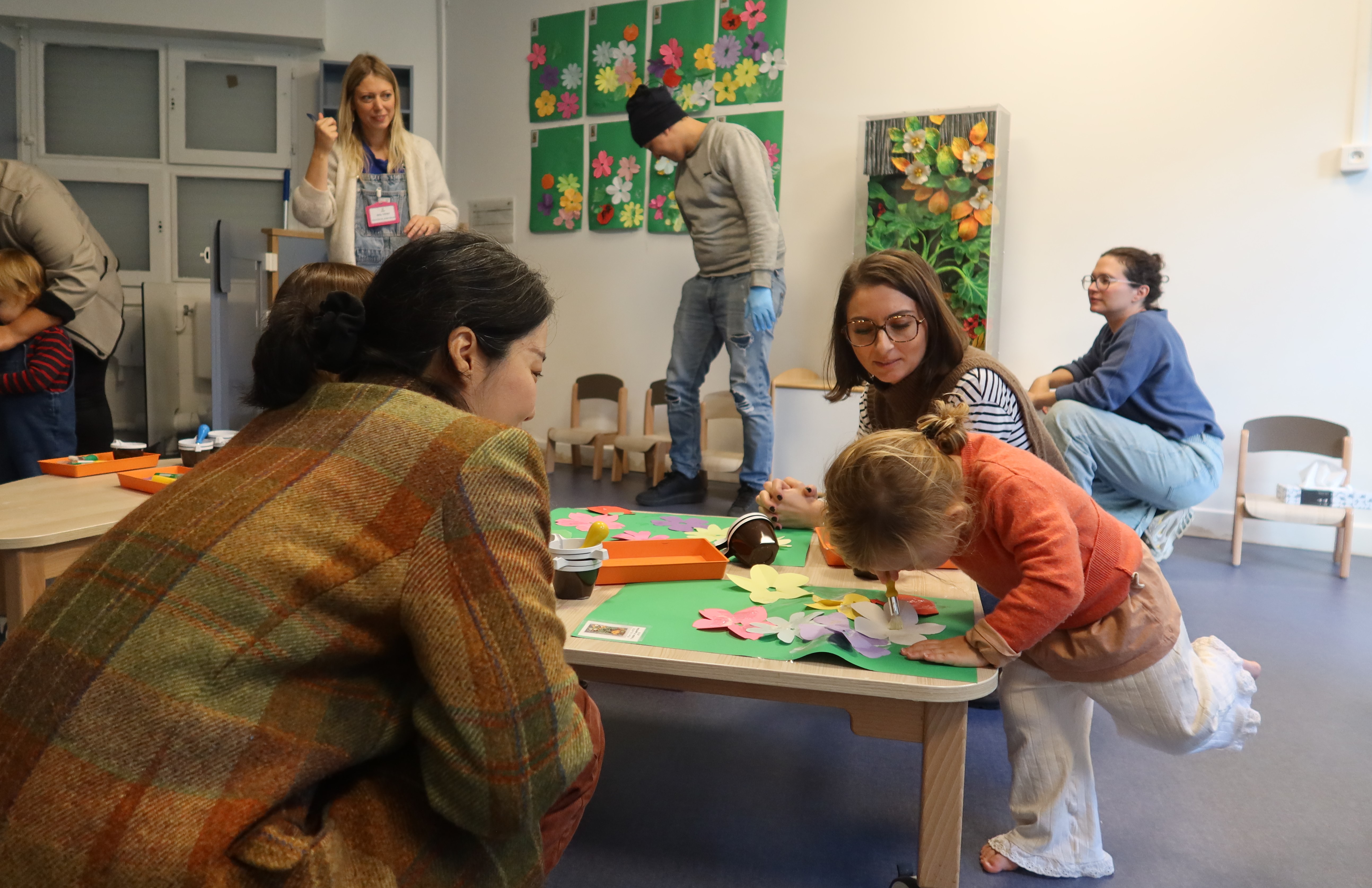 La médiatrice culturelle Sung-ah Shin accompagne les tout.es-petit.es de la crèche St-Louis (10e) dans la découverte de la sculpture [Papaya in giardino] de l'artiste Piero Gilardi