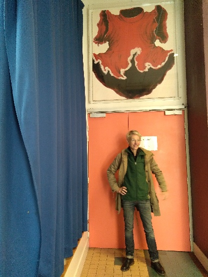 L'artiste Valérie Favre devant son œuvre, [Robe Rouge] exposée à l'école.