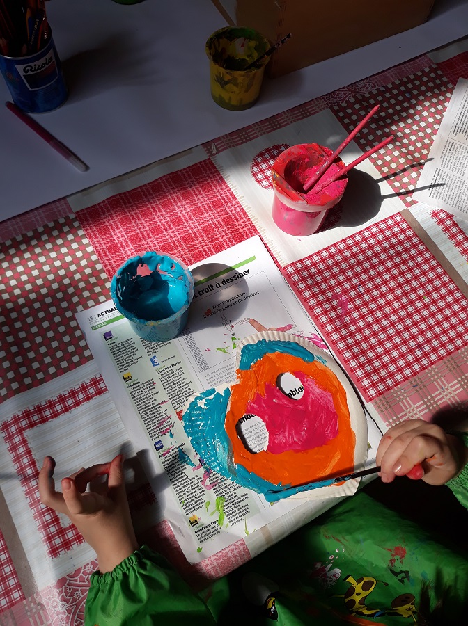 Masque coloré peint par un enfant