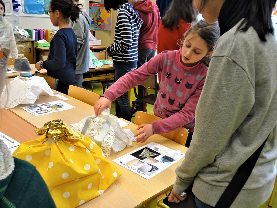 Le programme "Les arts plastiques s'exposent" a permis la visite d'une classe de 5e du collège Henri IV à l'école élémentaire Rollin (5e). Une belle occasion pour les CM1 de présenter leurs réalisations.