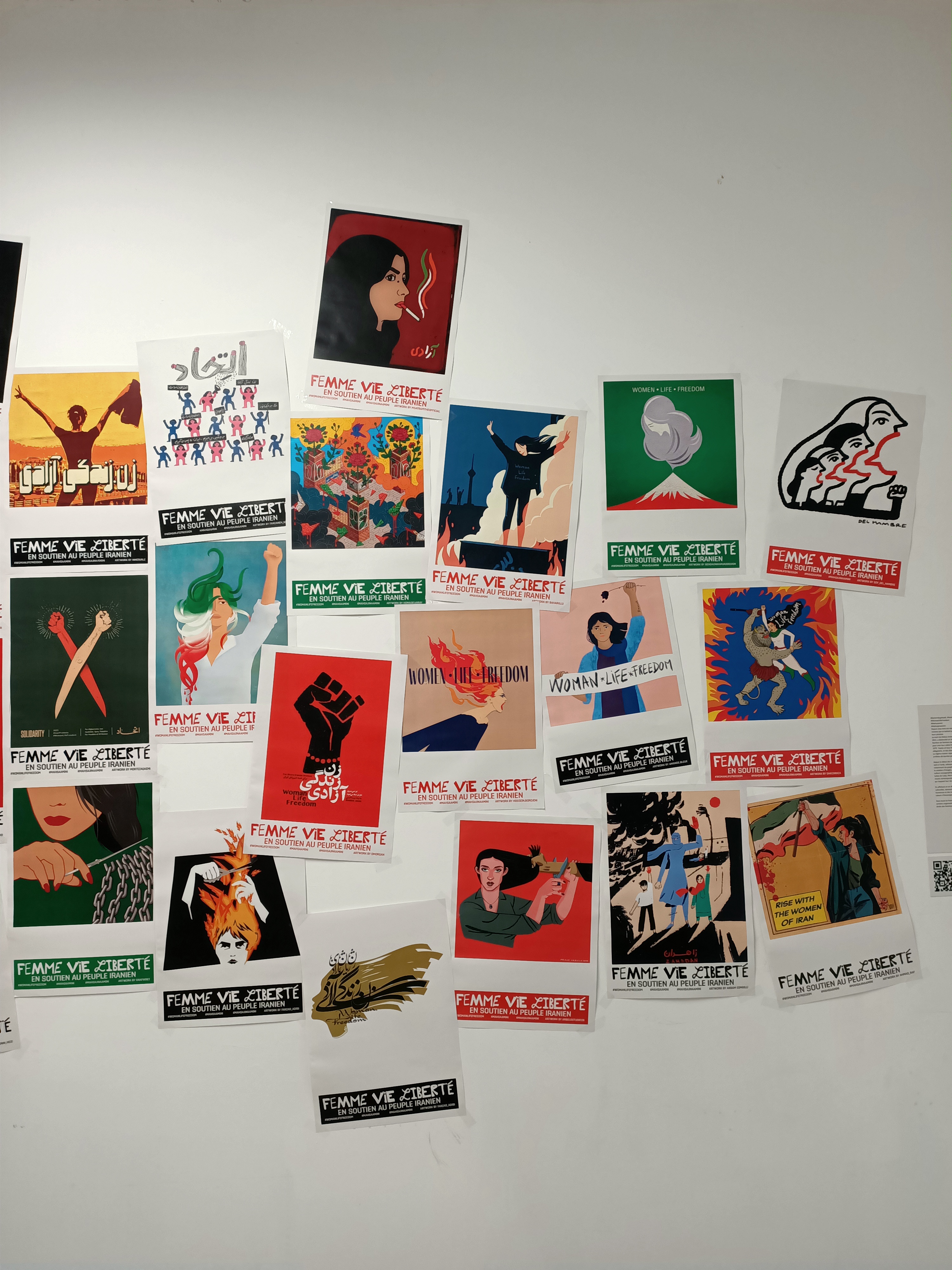 Les affiches exposées dans le hall des locaux du Fonds d'art contemporain - Paris Collections